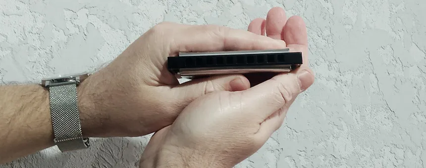 Как держать губную гармонику правильно, использование второй руки.